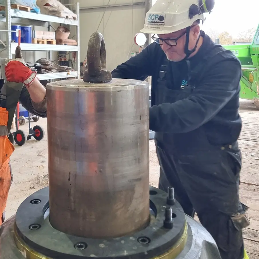 Technik SCP instaluje plášťovou svorku Scanlock.