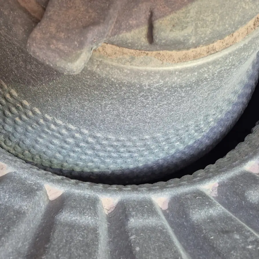 detailní záběr plášťů drtičů