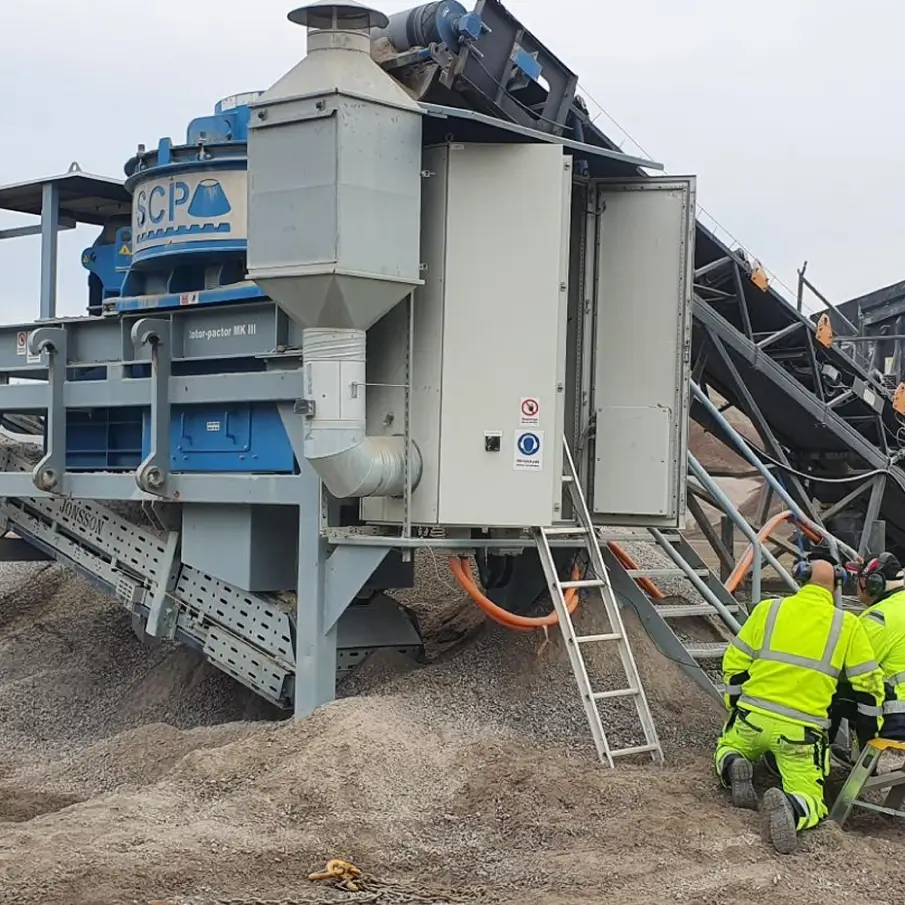 Två tekniker som jobbar vid en VSI-kross